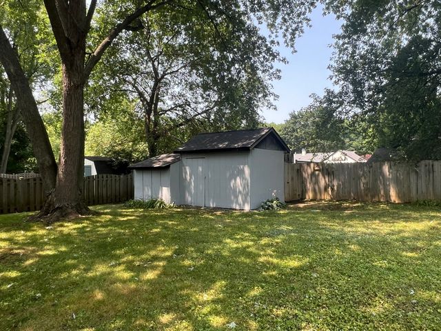 16260 W Arlington Drive, Libertyville, IL 60048