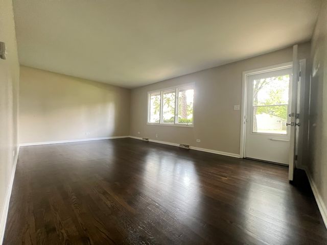 16260 W Arlington Drive, Libertyville, IL 60048