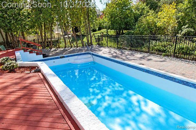 4833 Panorama Circle, West Bloomfield, MI 48323