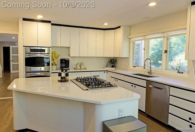 4833 Panorama Circle, West Bloomfield, MI 48323