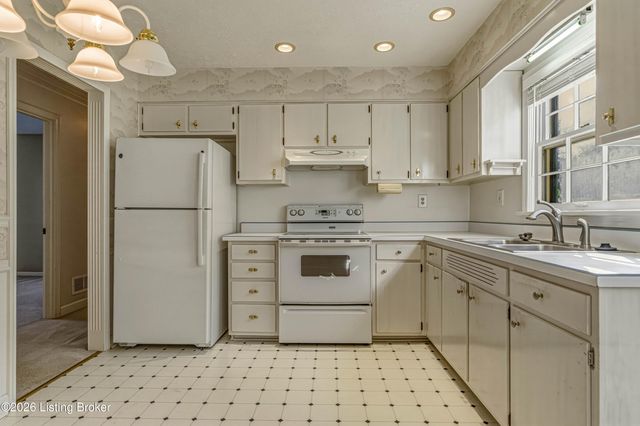 3032 Cabinwood Dr, Louisville, KY 40220