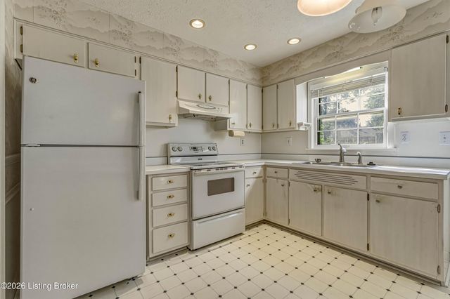 3032 Cabinwood Dr, Louisville, KY 40220
