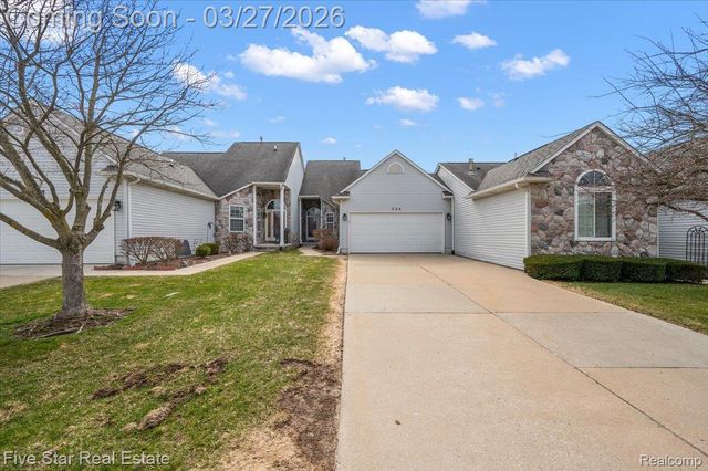 734 Challenging Trail 65, South Lyon, MI 48178