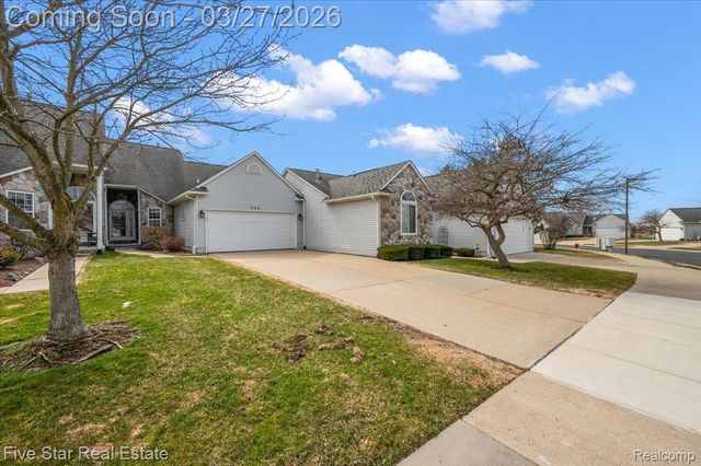 734 Challenging Trail 65, South Lyon, MI 48178