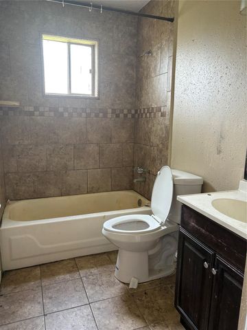 4934 Deerwood Circle, Baytown, TX 77521