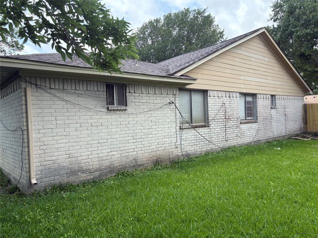 4934 Deerwood Circle, Baytown, TX 77521
