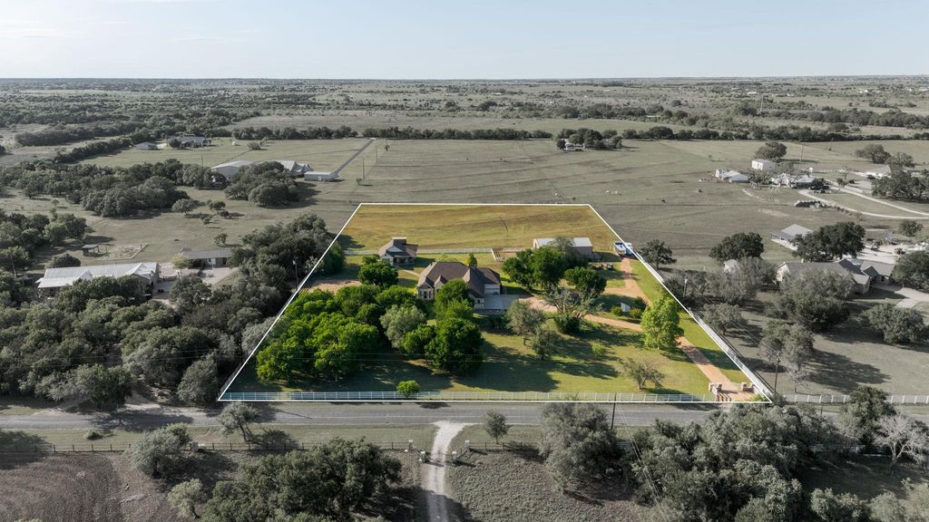 134 Creekside DR, Liberty Hill, TX 78642