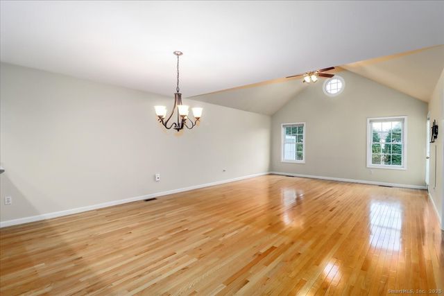 25 St George Place, Newtown, CT 06482