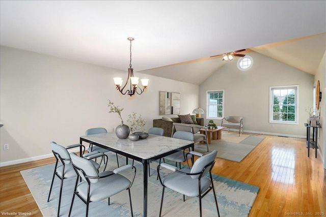 25 St George Place, Newtown, CT 06482