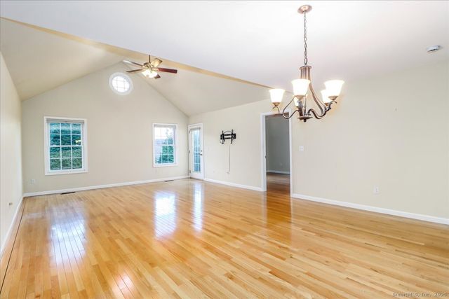 25 St George Place, Newtown, CT 06482