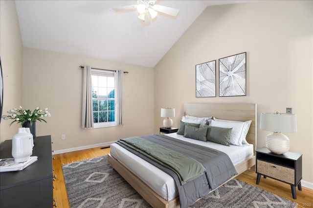 25 St George Place, Newtown, CT 06482