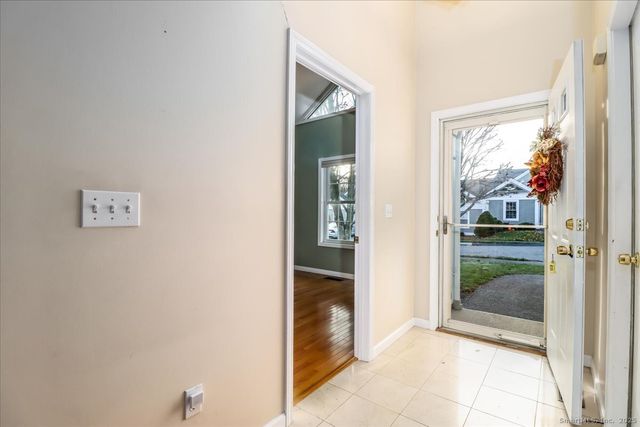 25 St George Place, Newtown, CT 06482