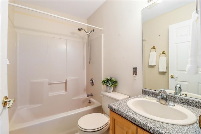 25 St George Place, Newtown, CT 06482