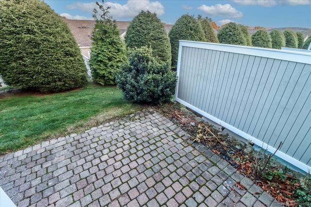 25 St George Place, Newtown, CT 06482