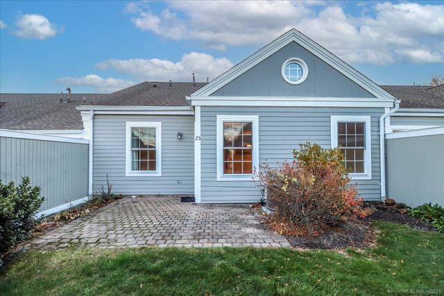 25 St George Place, Newtown, CT 06482