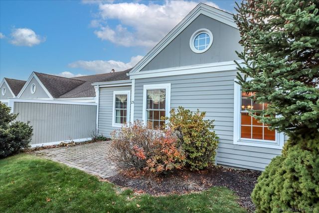 25 St George Place, Newtown, CT 06482