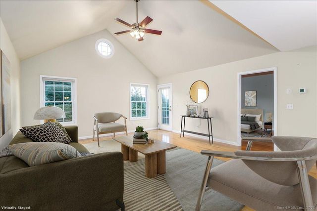 25 St George Place, Newtown, CT 06482