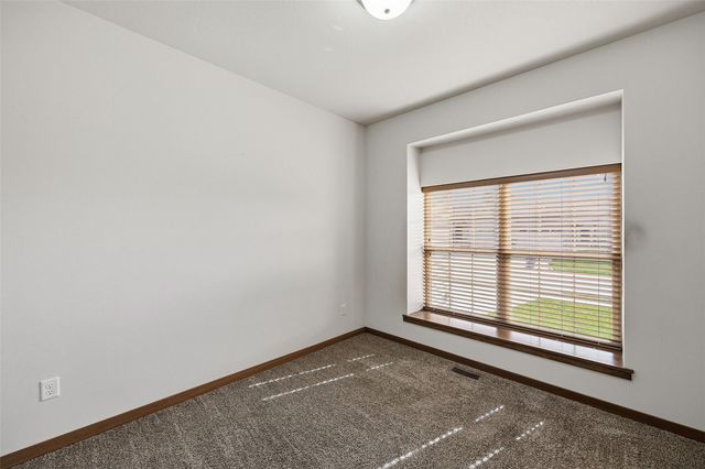 329 Windflower Ln, Solon, IA 52333