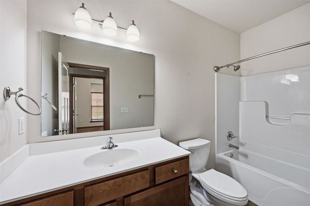329 Windflower Ln, Solon, IA 52333