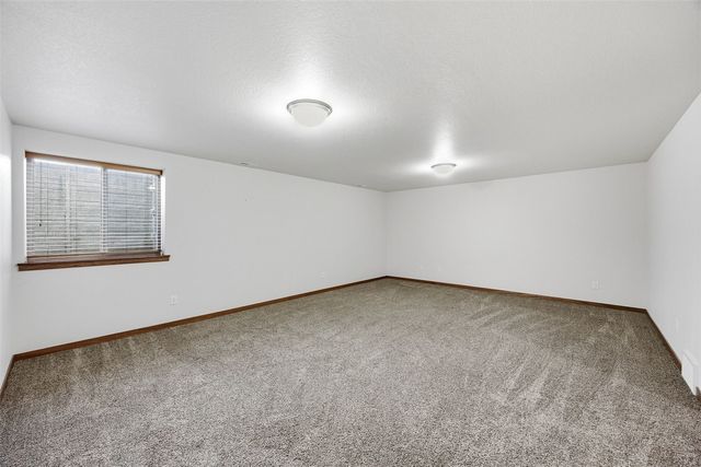 329 Windflower Ln, Solon, IA 52333