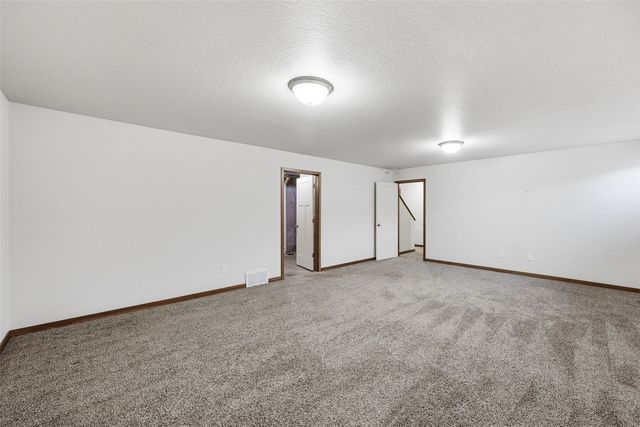 329 Windflower Ln, Solon, IA 52333