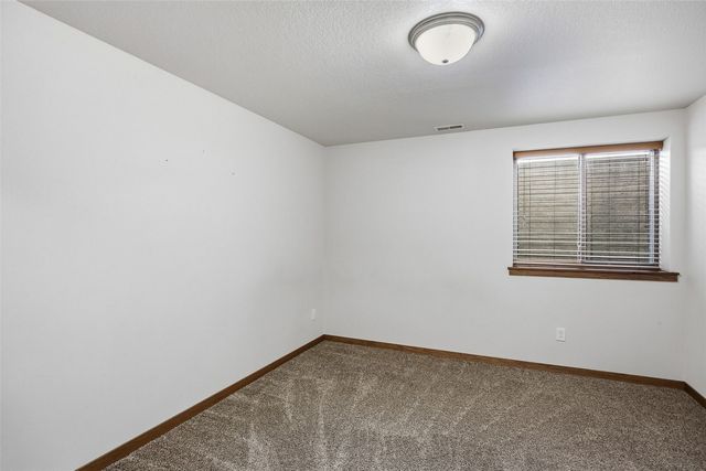 329 Windflower Ln, Solon, IA 52333
