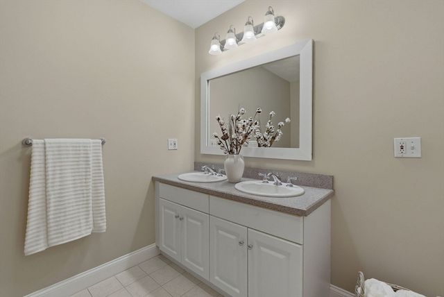 72 Sterling Ln, North Andover, MA 01845