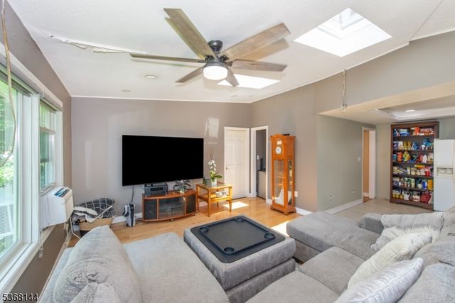 6 Colony Dr, North Caldwell Boro, NJ 07006