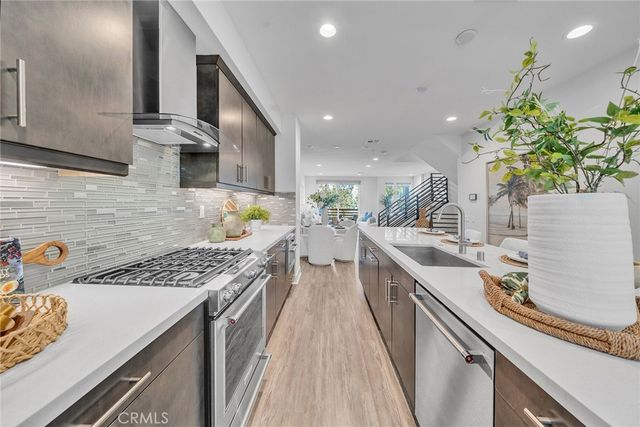 687 Doheny, Costa Mesa, CA 92627