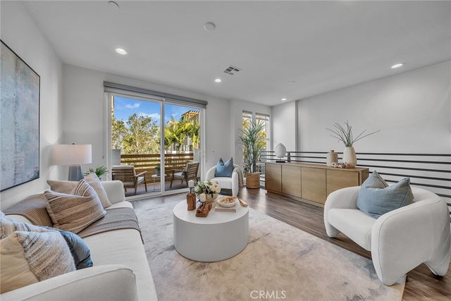 687 Doheny, Costa Mesa, CA 92627