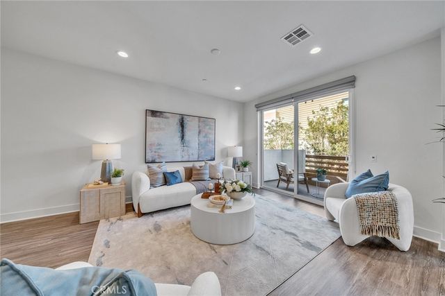 687 Doheny, Costa Mesa, CA 92627