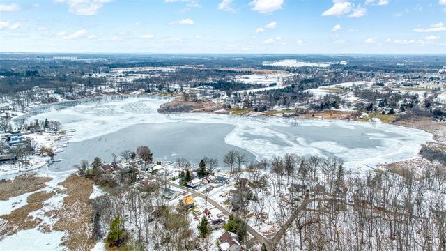 2050 Lakeview Drive, Brooklyn, MI 49230