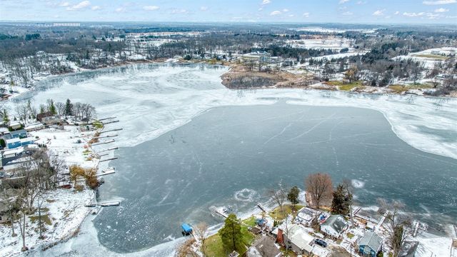 2050 Lakeview Drive, Brooklyn, MI 49230