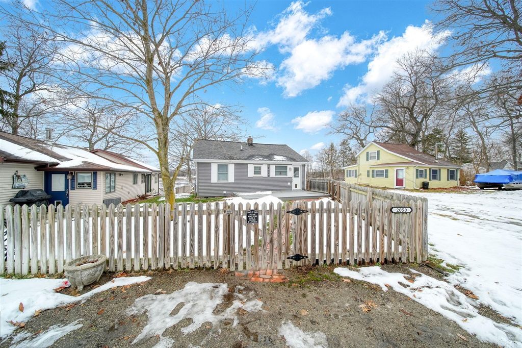 2050 Lakeview Drive, Brooklyn, MI 49230