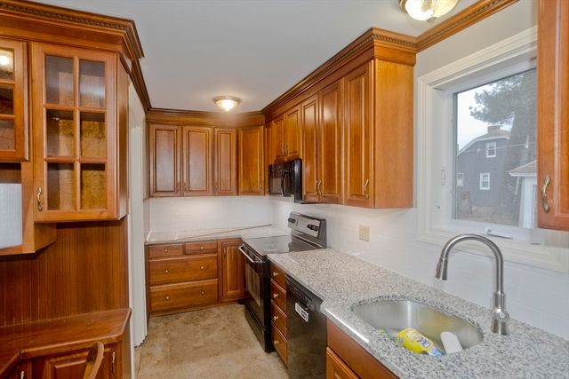 44 Meredith St, Springfield, MA 01108