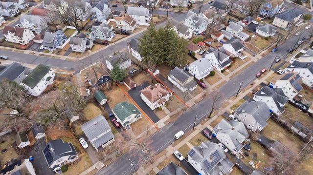 44 Meredith St, Springfield, MA 01108