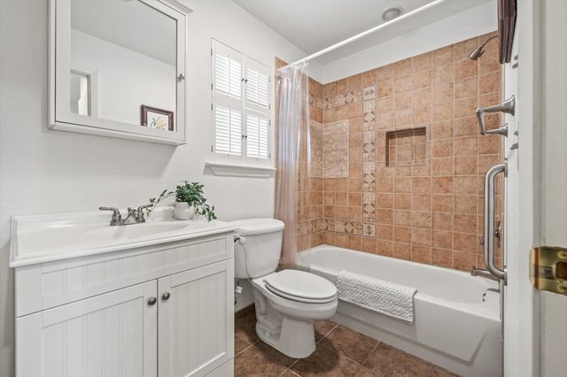 3204 Tabletop Mountain DR, Spicewood, TX 78669