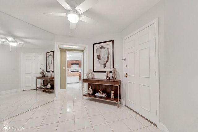 1621 Mission Hills Road 108, Northbrook, IL 60062