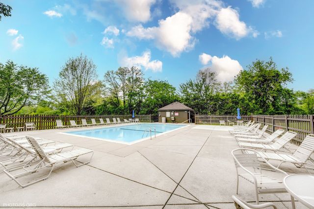 1621 Mission Hills Road 108, Northbrook, IL 60062