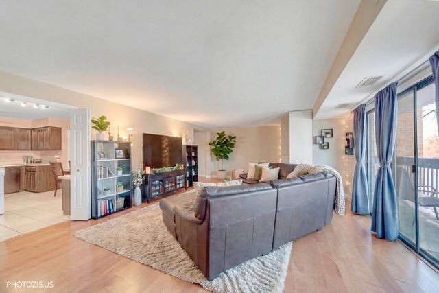 1621 Mission Hills Road 108, Northbrook, IL 60062