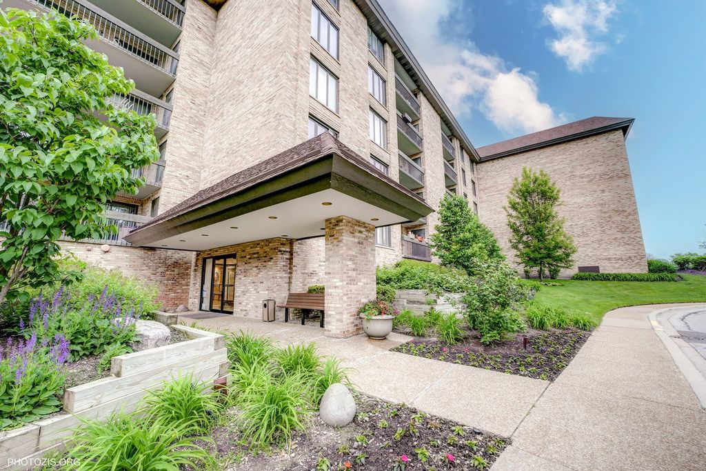 1621 Mission Hills Road 108, Northbrook, IL 60062