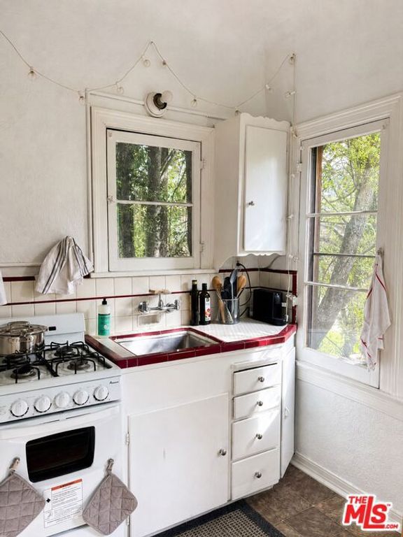 Image 10 of property listing at 905 Sanborn Avenue, Los Angeles, CA 90029