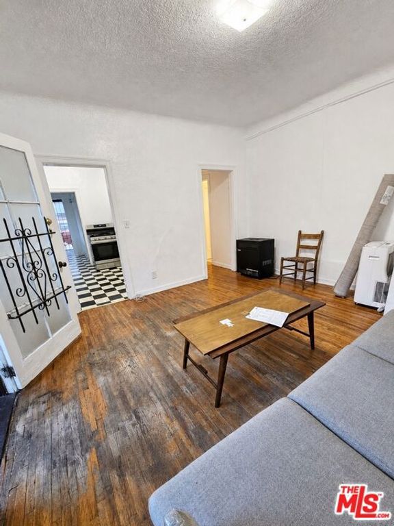Image 11 of property listing at 905 Sanborn Avenue, Los Angeles, CA 90029