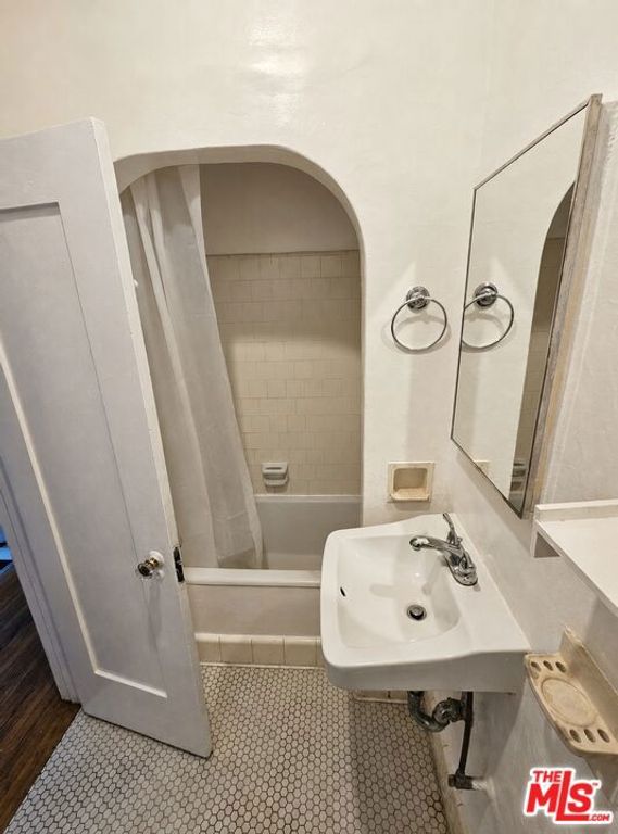 Image 12 of property listing at 905 Sanborn Avenue, Los Angeles, CA 90029