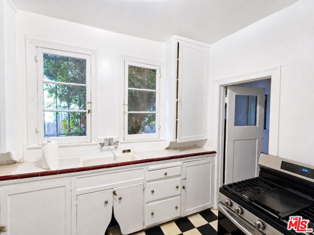Image 20 of property listing at 905 Sanborn Avenue, Los Angeles, CA 90029