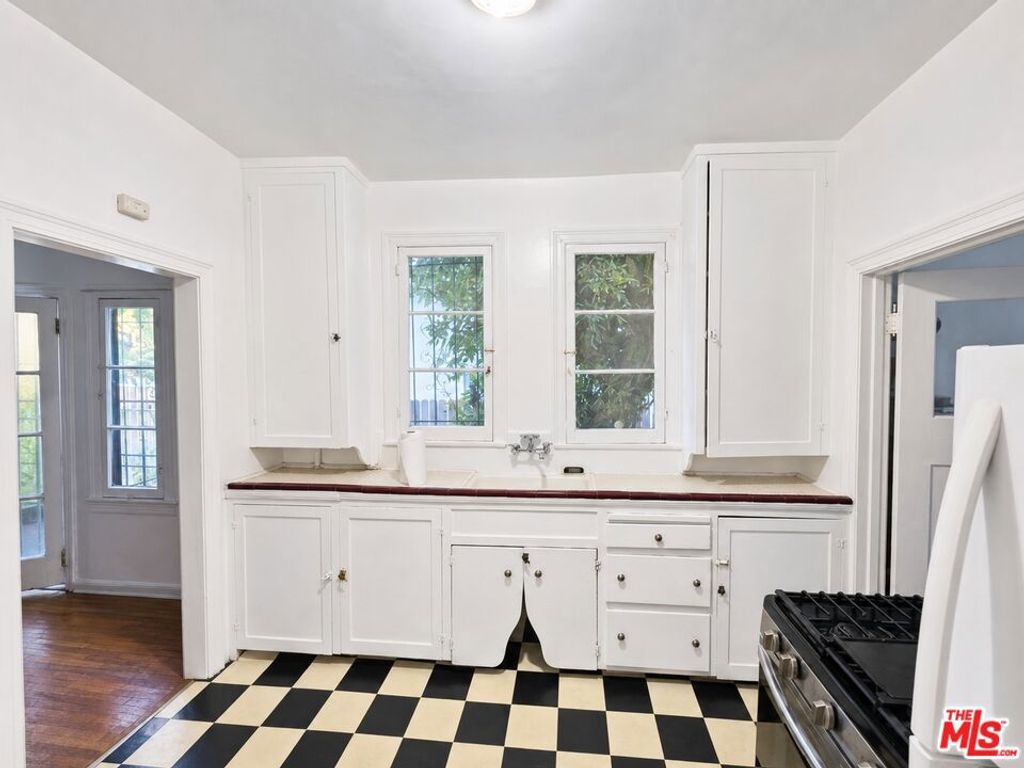 Image 21 of property listing at 905 Sanborn Avenue, Los Angeles, CA 90029