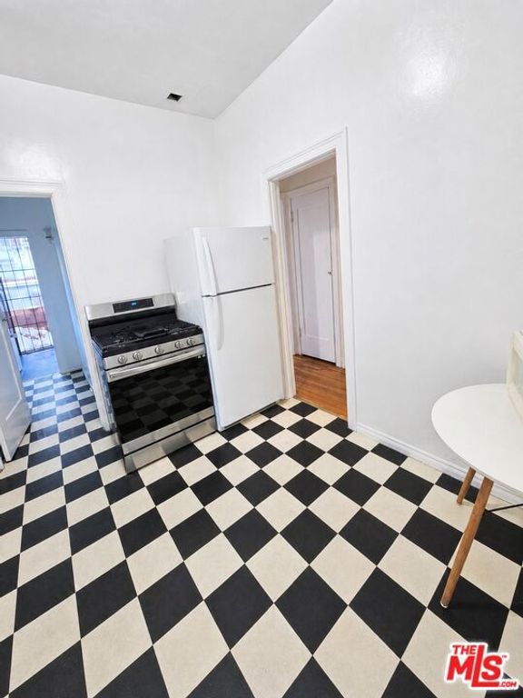 Image 22 of property listing at 905 Sanborn Avenue, Los Angeles, CA 90029