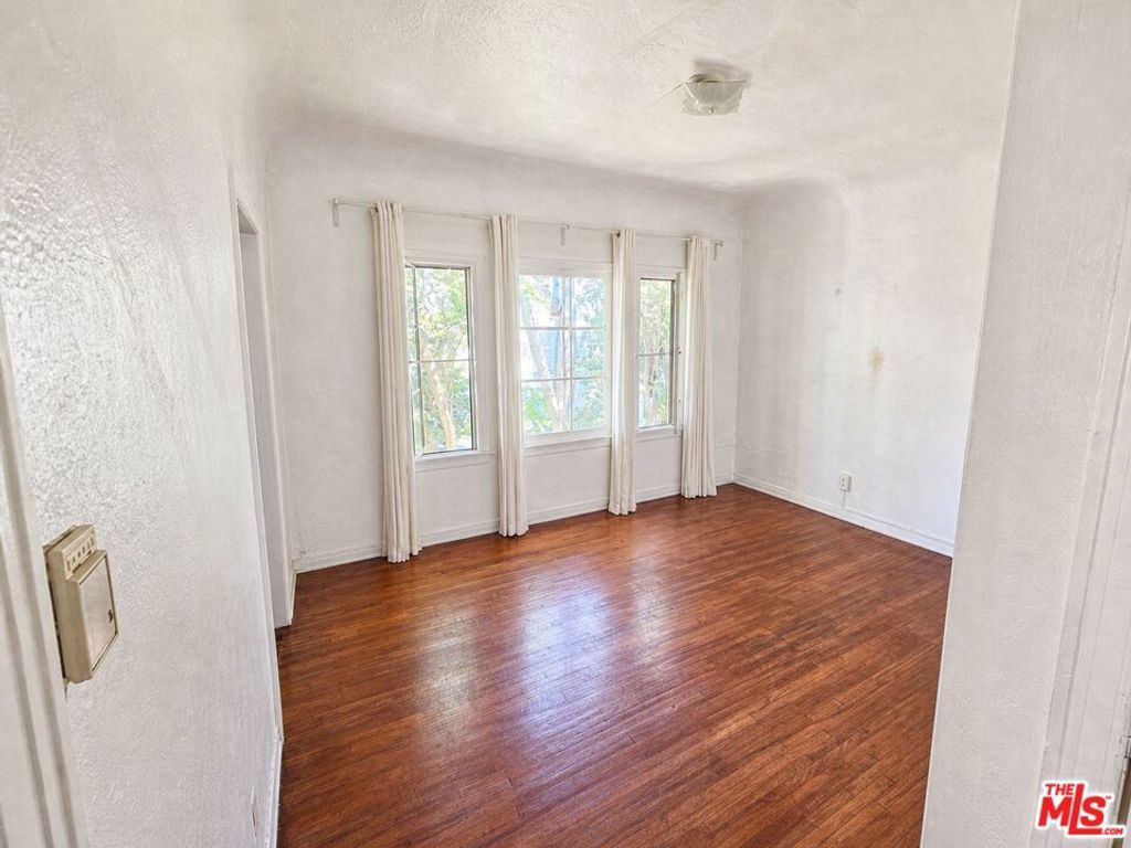Image 24 of property listing at 905 Sanborn Avenue, Los Angeles, CA 90029