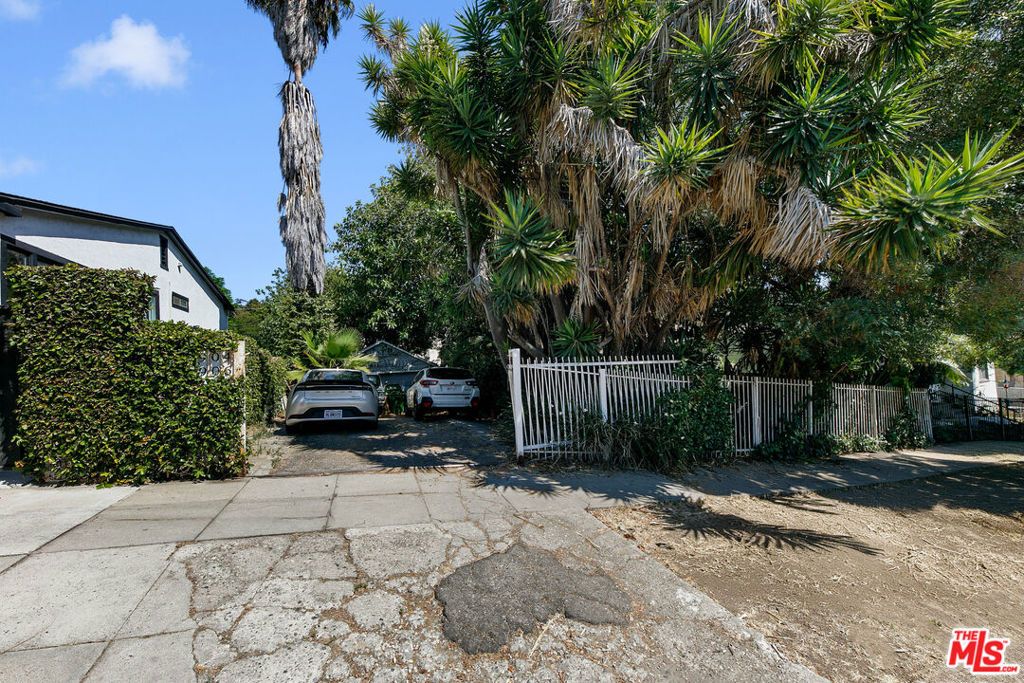 Image 26 of property listing at 905 Sanborn Avenue, Los Angeles, CA 90029