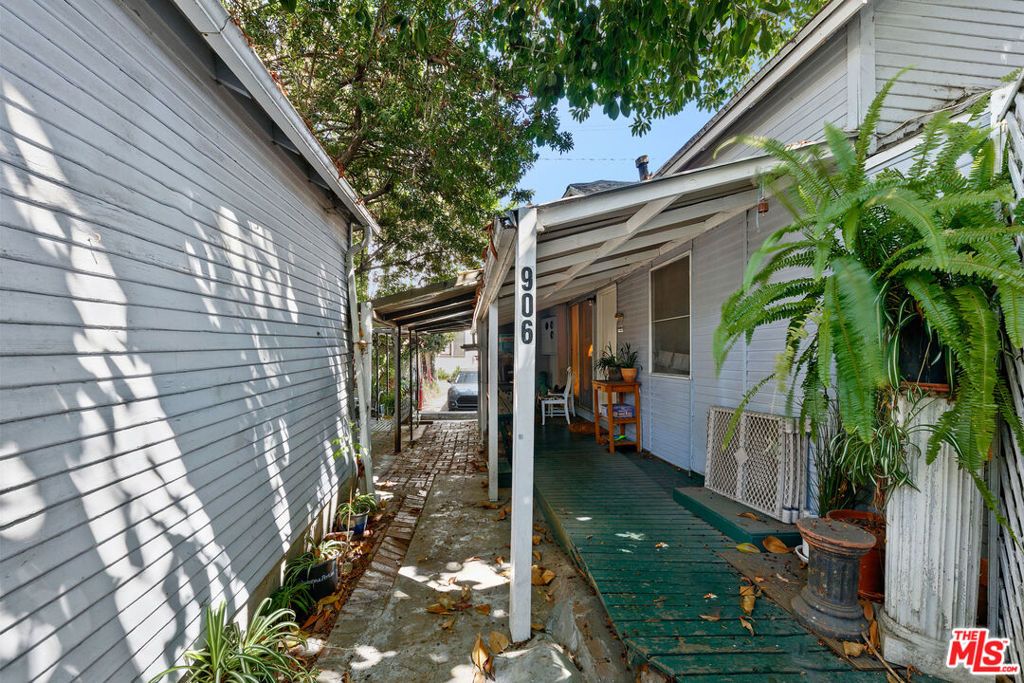 Image 29 of property listing at 905 Sanborn Avenue, Los Angeles, CA 90029